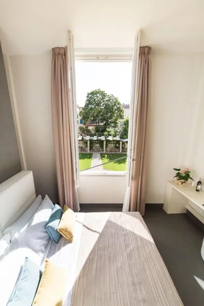 Tweepersoonskamer met uitzicht op de tuin — LUCUS Exclusive Bed and Breakfast
